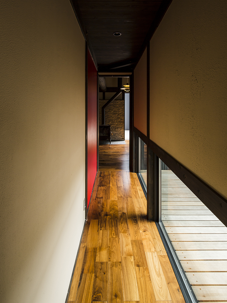 凹凸した壁面に陰影がつき、シャープな印象にのジョリパットの内観事例