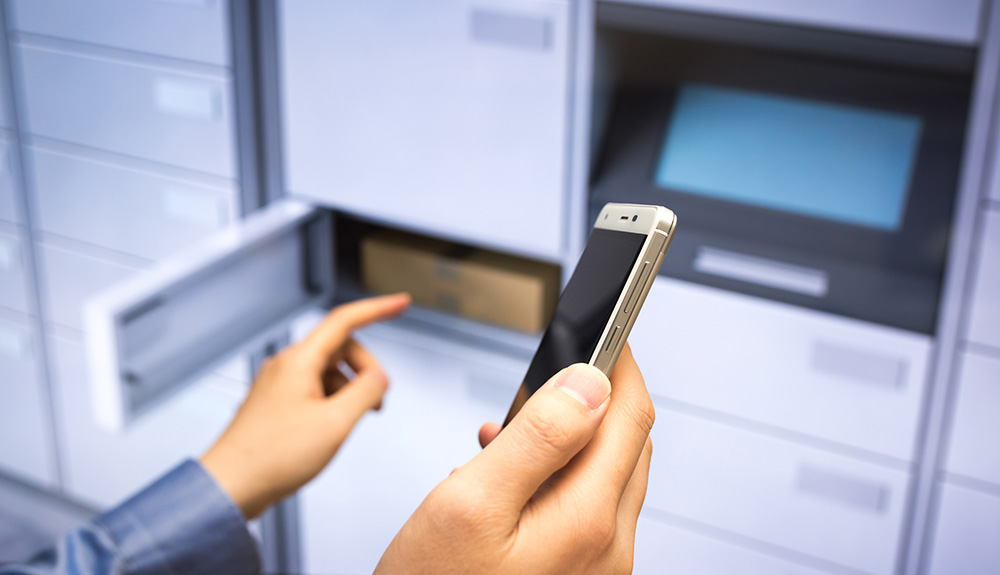 荷物が宅配ボックスに預けられていることをスマホに知らせている写真