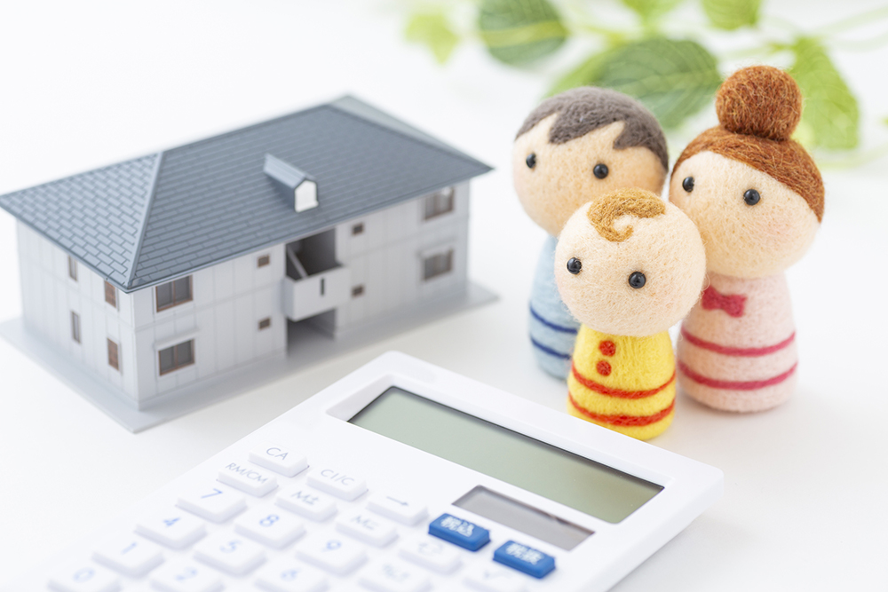 家の予算を考える家族