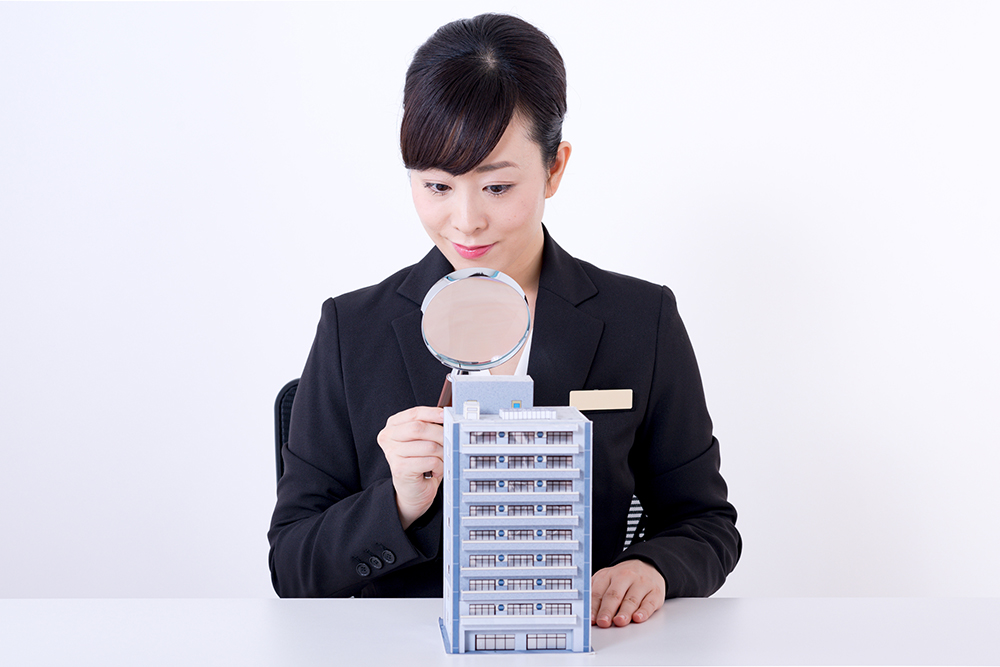 マンションを見守るコンシェルジュの女性