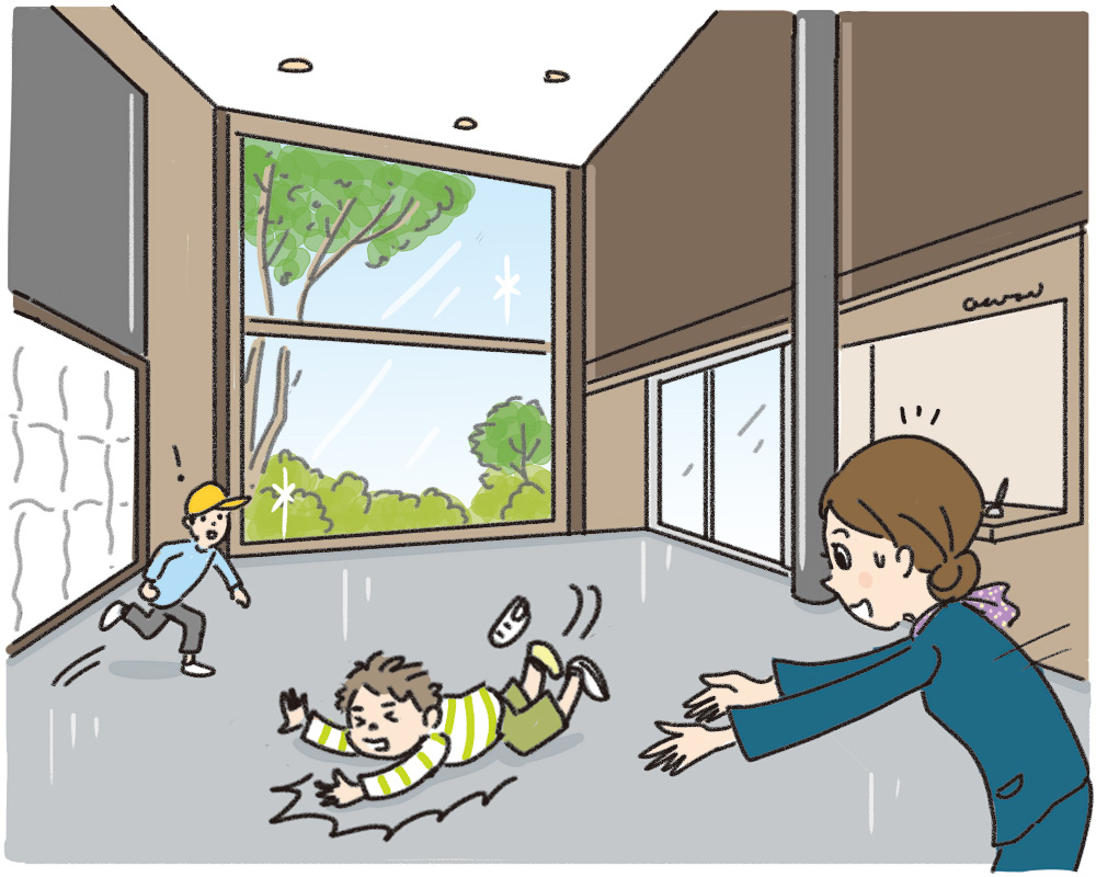 ロビーで転ぶ子どもの対応をするコンシェルジュ