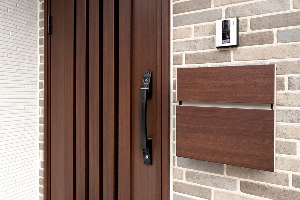 玄関ドア横に設置したポストのイメージ