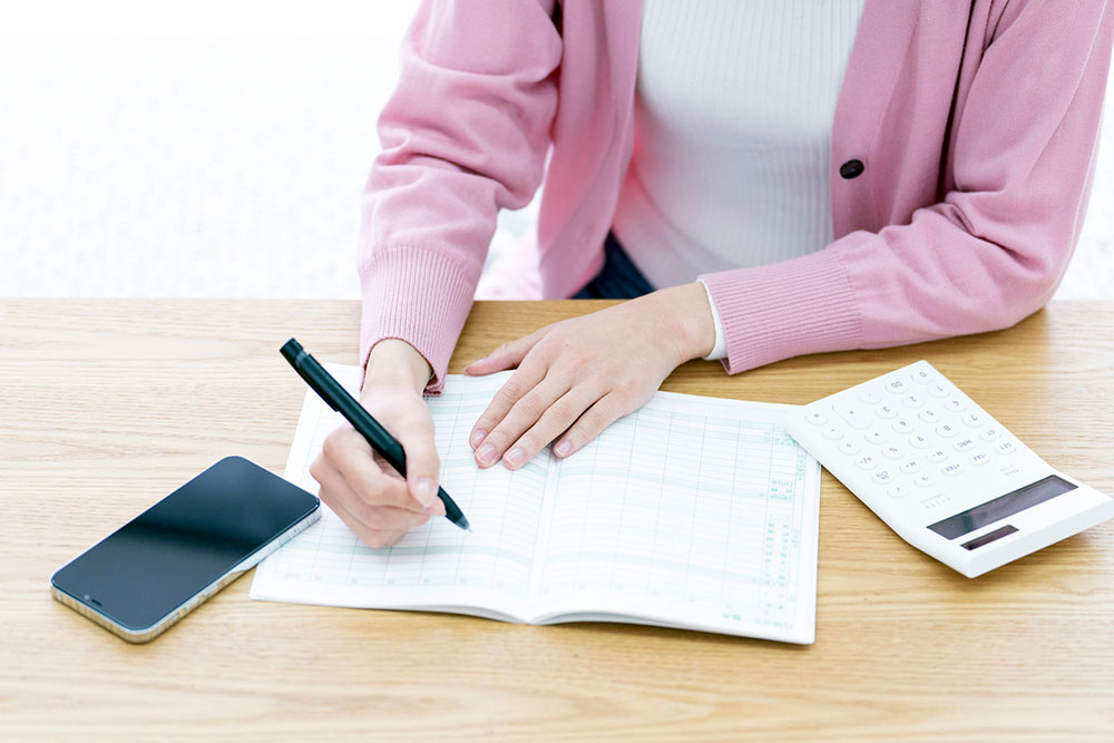 住宅ローン諸費用のリストを作成しているイメージ