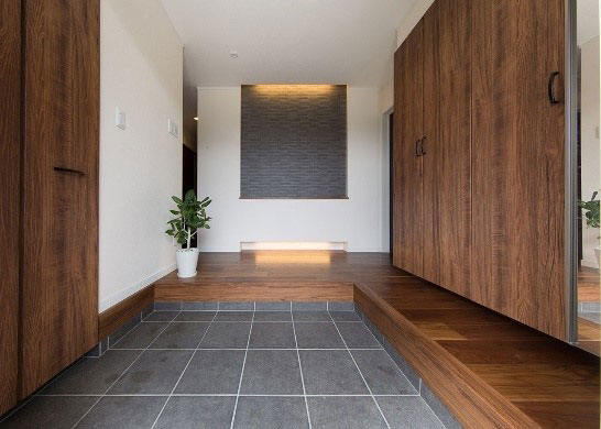 広い玄関に設けたシューズインクローゼットと玄関収納の実例