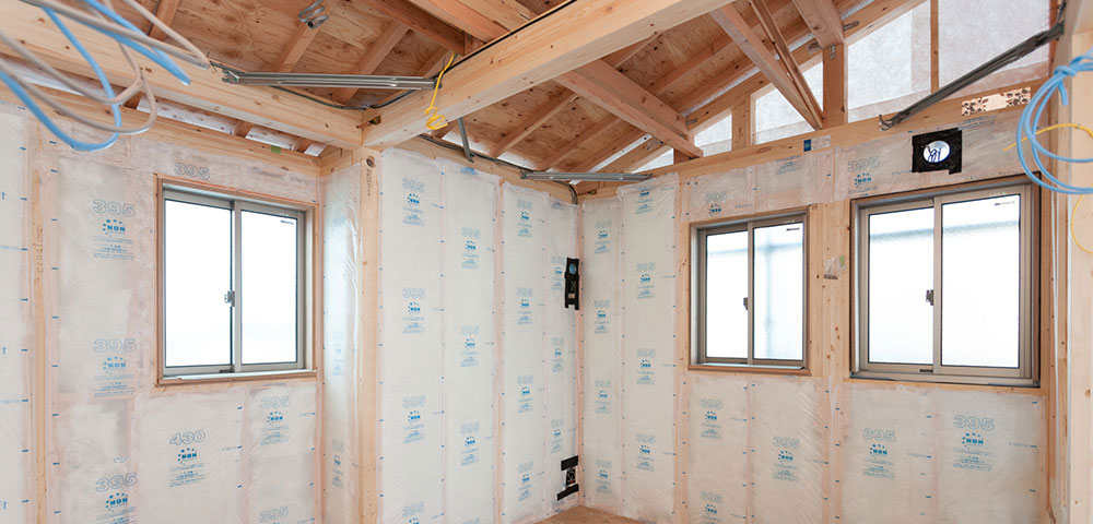 住宅の壁に断熱材を使った建築写真