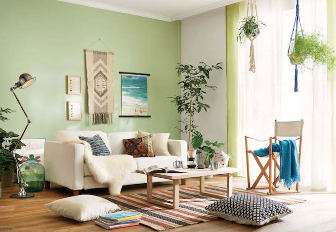 グリーンの壁紙とナチュラルカラーの小物を使ってコーディネートされた部屋