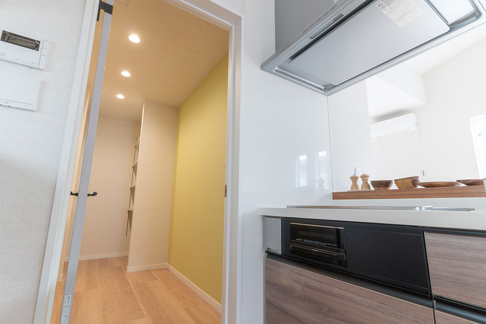 一戸建てのキッチンにあるパントリーのイメージ