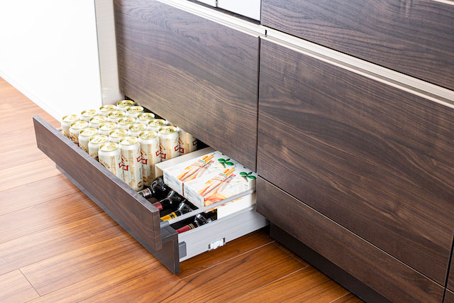 低い位置に設けた浅い収納スペース