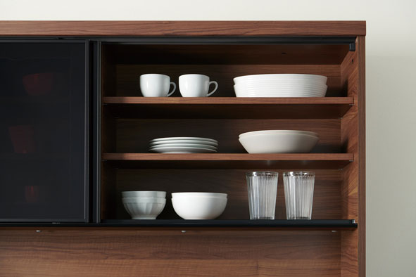 幅1400mmの食器棚の食器