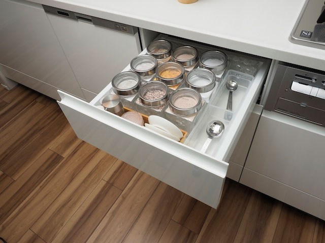 調理台下の浅い引き出し