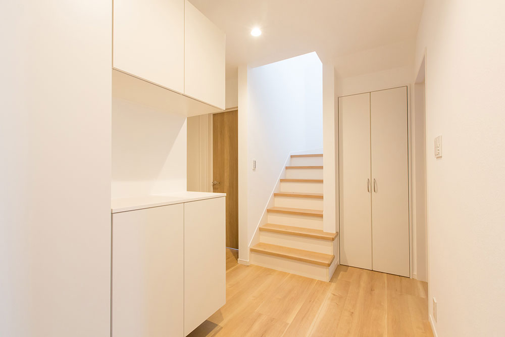 玄関に階段があるマンションのイメージ