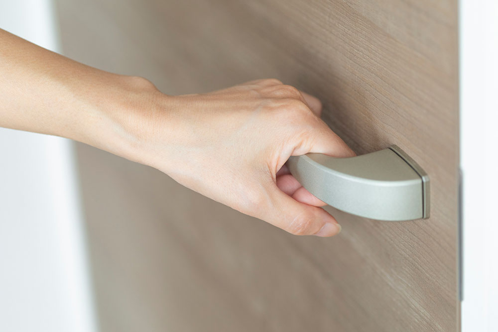 ドアがしっかり閉まるかを確認するイメージ