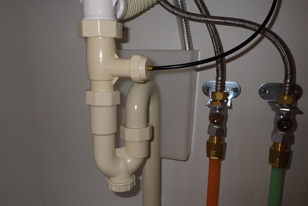 内覧会で水漏れがないかを確認したい洗面台の下の排水管