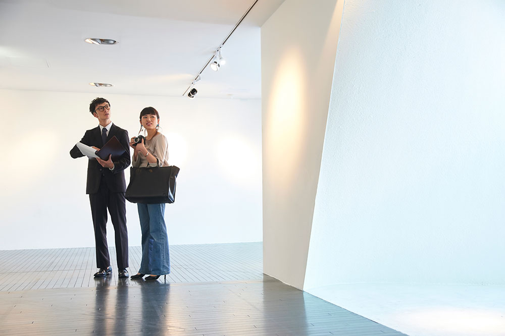 図面と実際の住戸を図面で確認するシーン