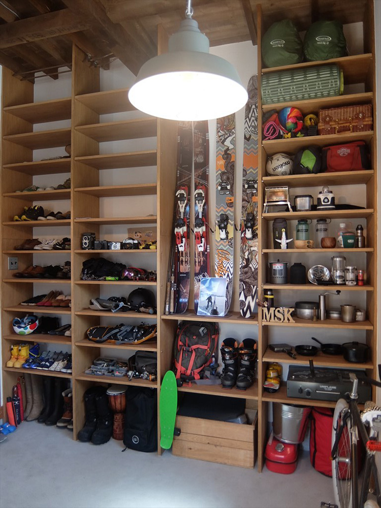 収納する場にも趣味の場にもなるシューズインクローゼットの事例