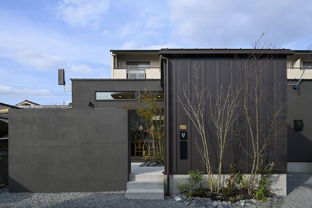 旗竿地に建てた中庭のある家