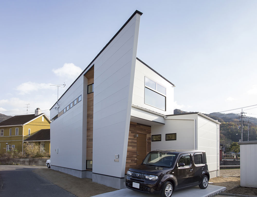 三角形の変形地の形状を活かした設計の家