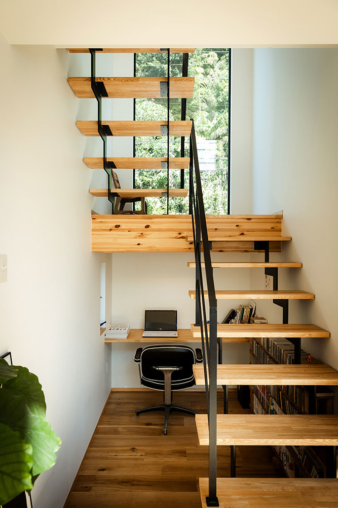 スケルトン階段下を書斎スペースにした実例