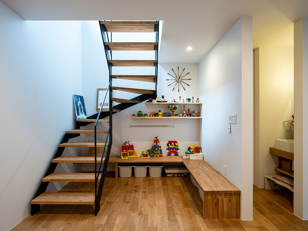 階段下をオープンにし、様々なシチュエーションで利用できるようにした実例