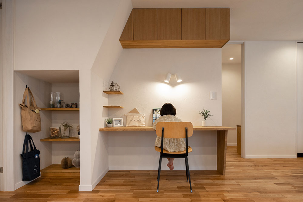 階段下の低い位置を収納にし、高い位置をスタディコーナーにした実例