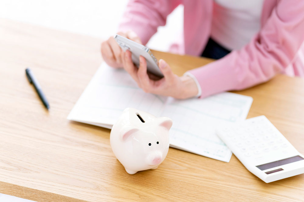 家計に悩む主婦のイメージ写真