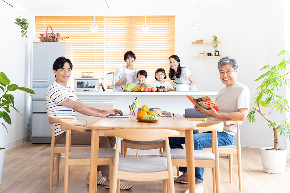 三世代同居の6人家族のダイニングキッチン風景