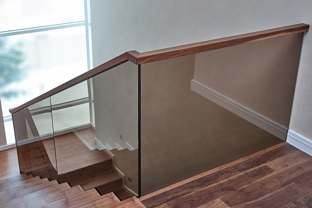 側面がパネル状の階段のイメージ