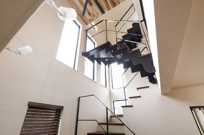 階段壁面の窓から光を取り込むイメージ