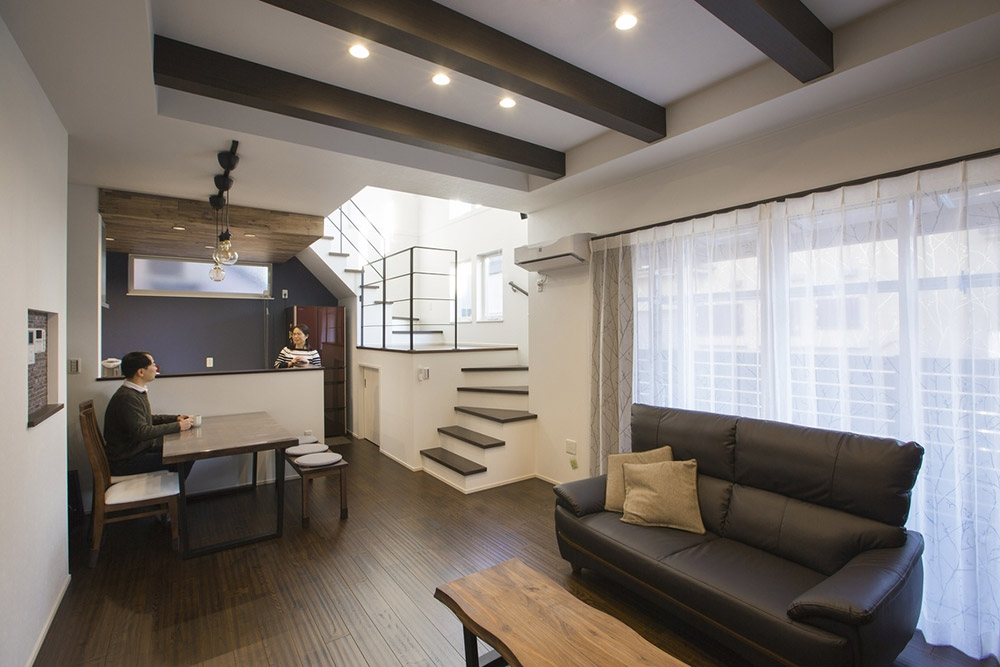 踊り場下に収納を設けた階段のイメージ