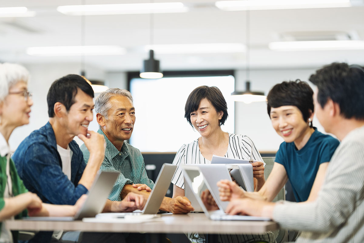 理事会や部屋番号順や立候補などで選ばれる。2年で半数が交代する方式を取るマンションも