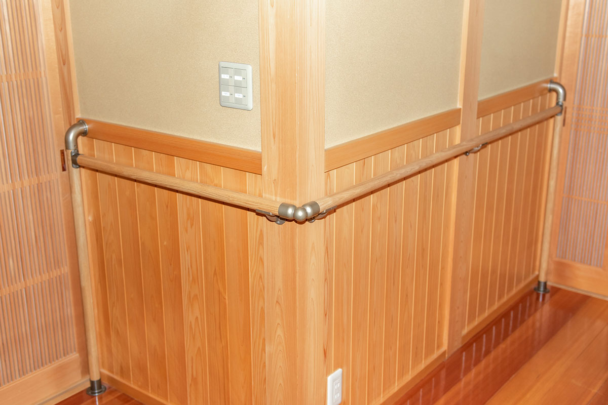 腰壁と手すりが取り付けられた廊下