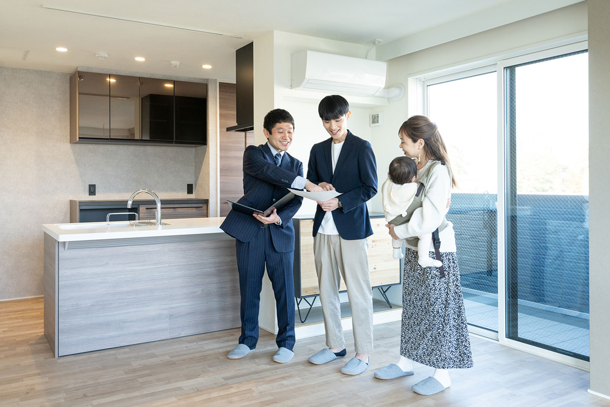 マンションを見学している家族のイメージ