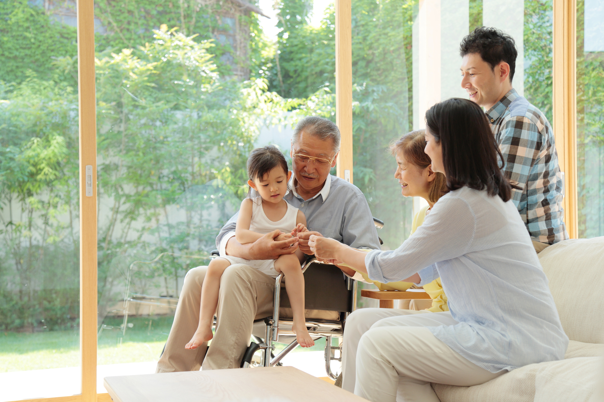 二世帯住宅で暮らす親世帯と子世帯のイメージ