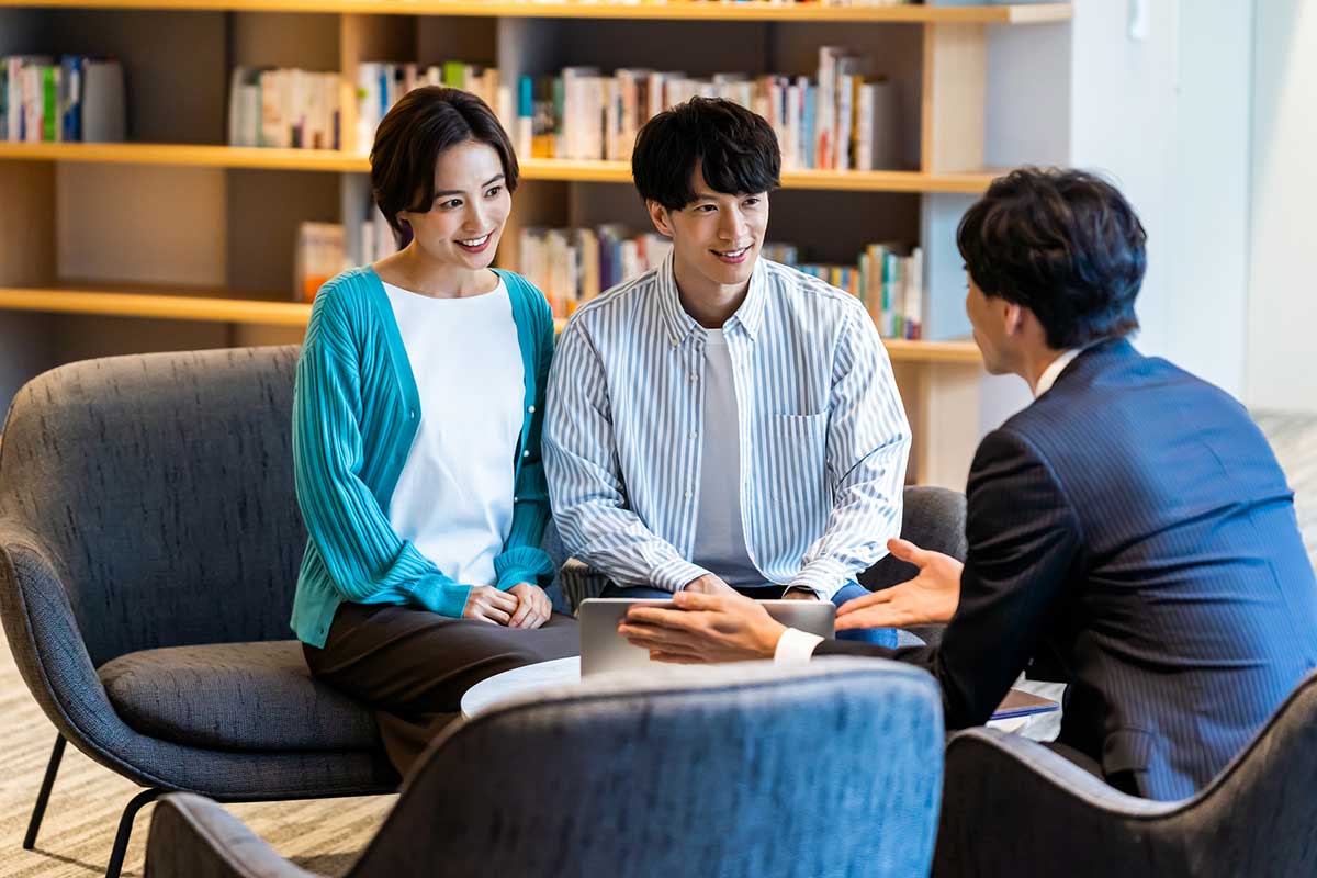 担当者に相談するマンションの購入希望者