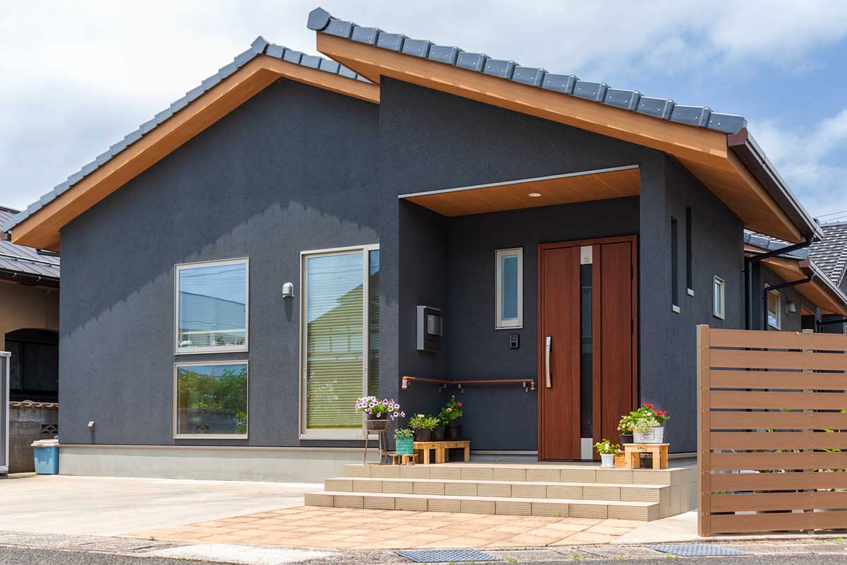 和モダンな家の外観