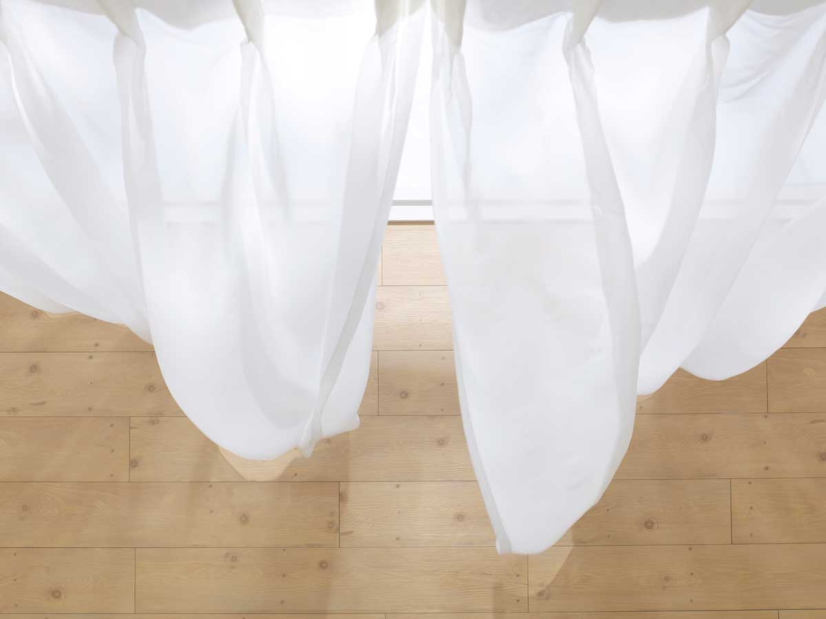 風に揺れるカーテン