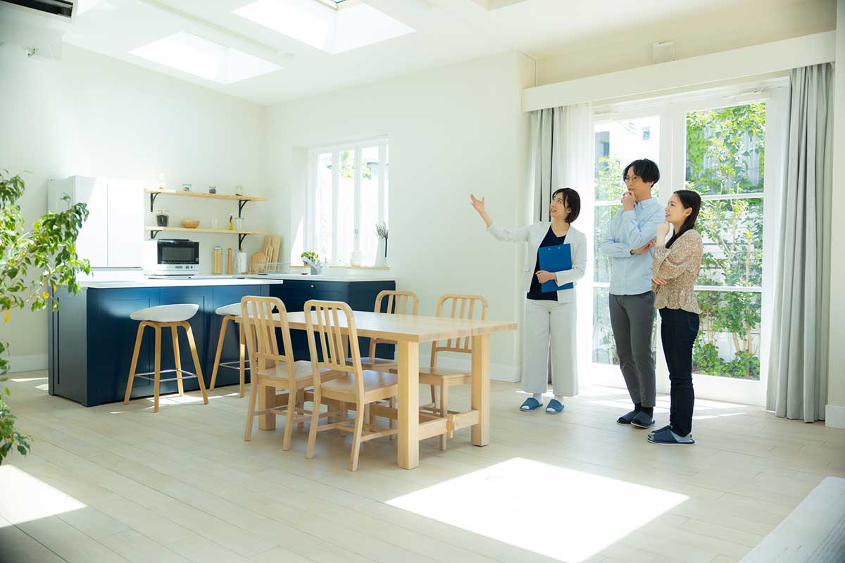 モデルハウスを見学する夫婦