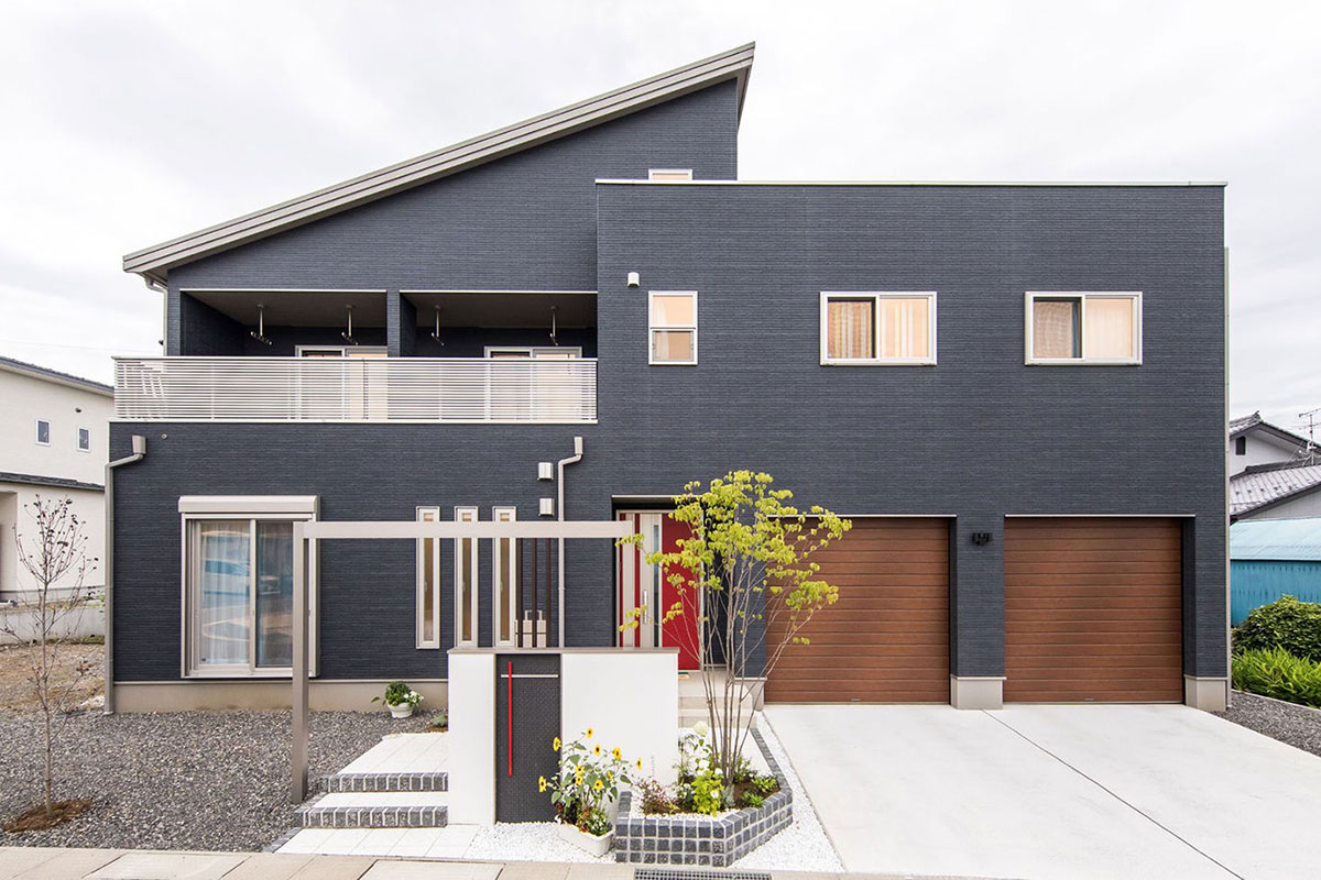 グレーとブラウンがおしゃれな2階建て