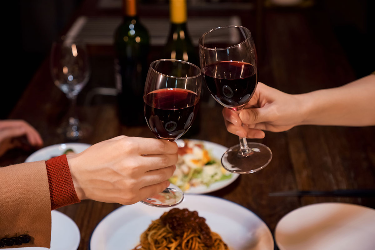 二人で外食を楽しんでいるシーン