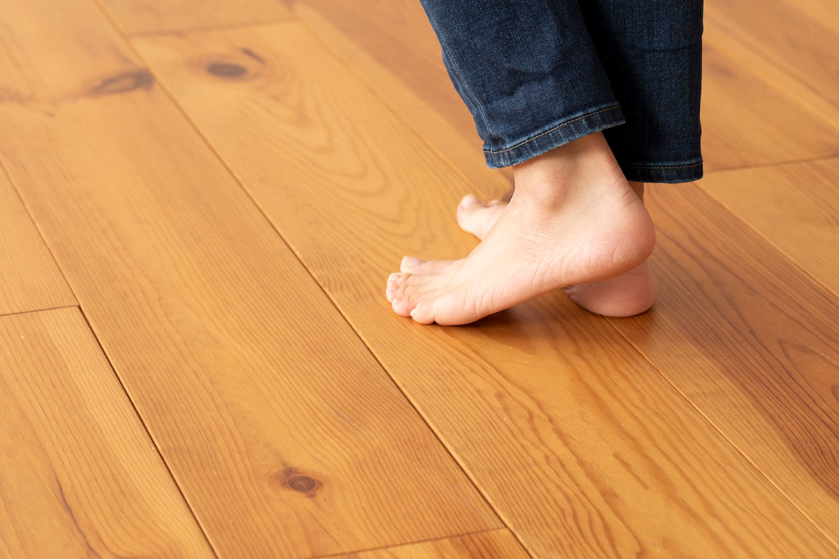 マンションの床を人が歩くイメージ