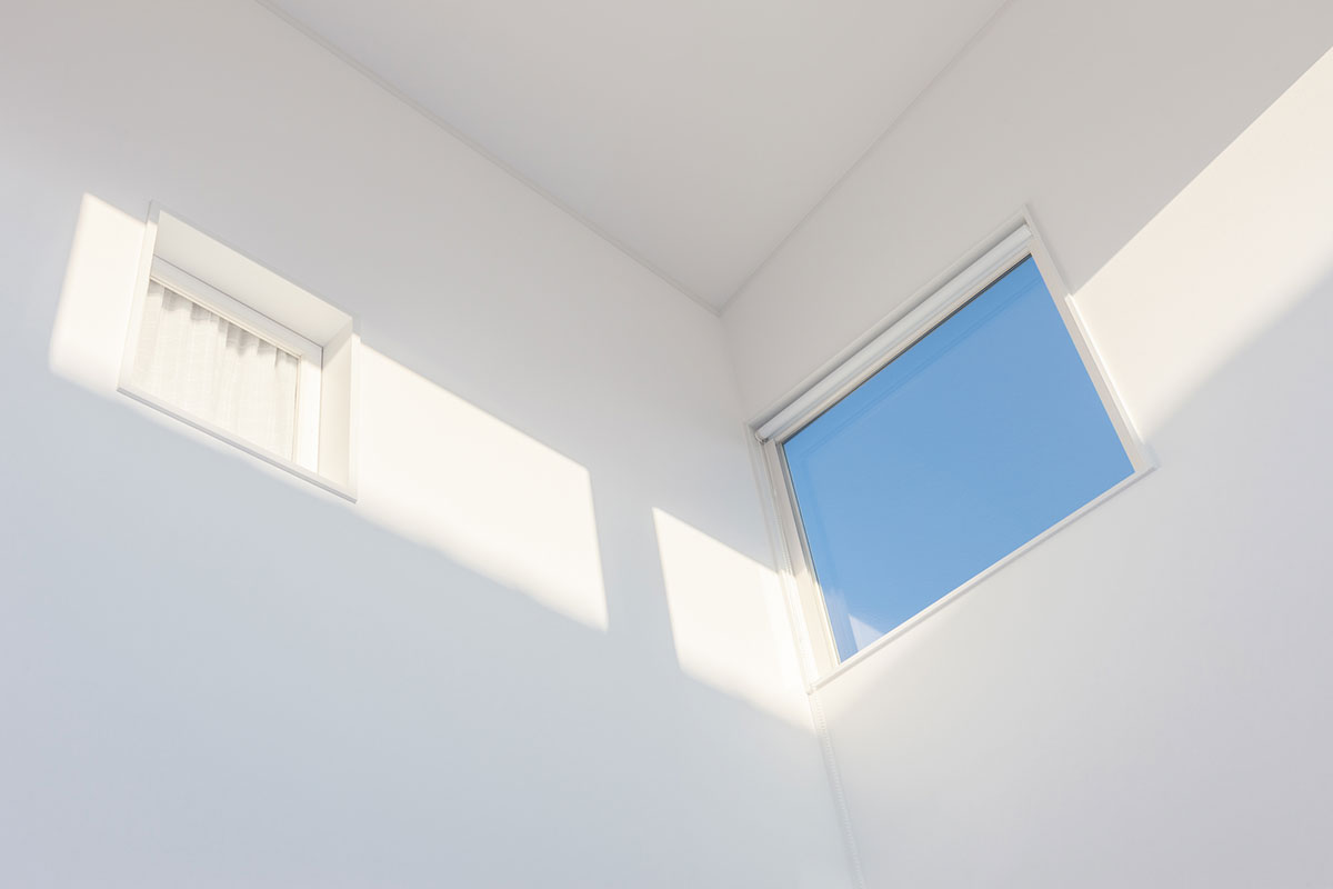 吹き抜けに設けたFIX窓（はめ殺し窓）