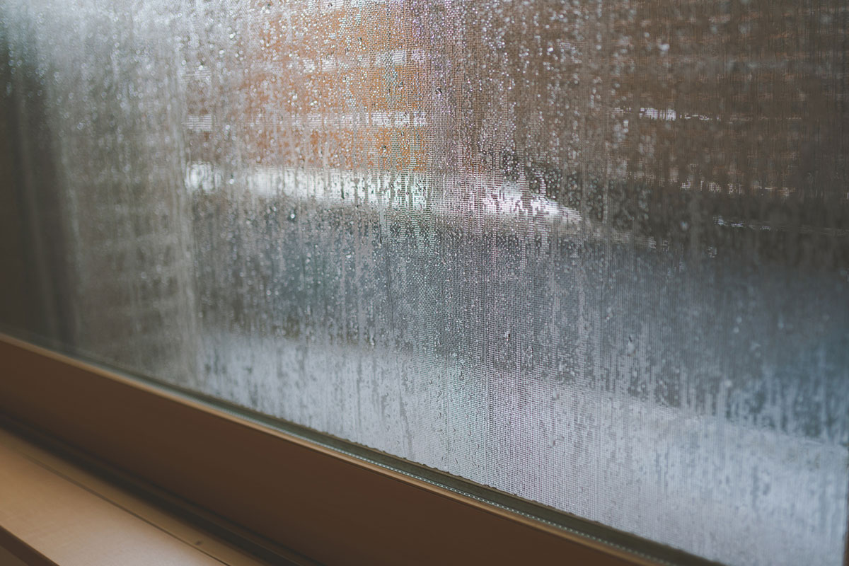 窓ガラスが結露するイメージ写真