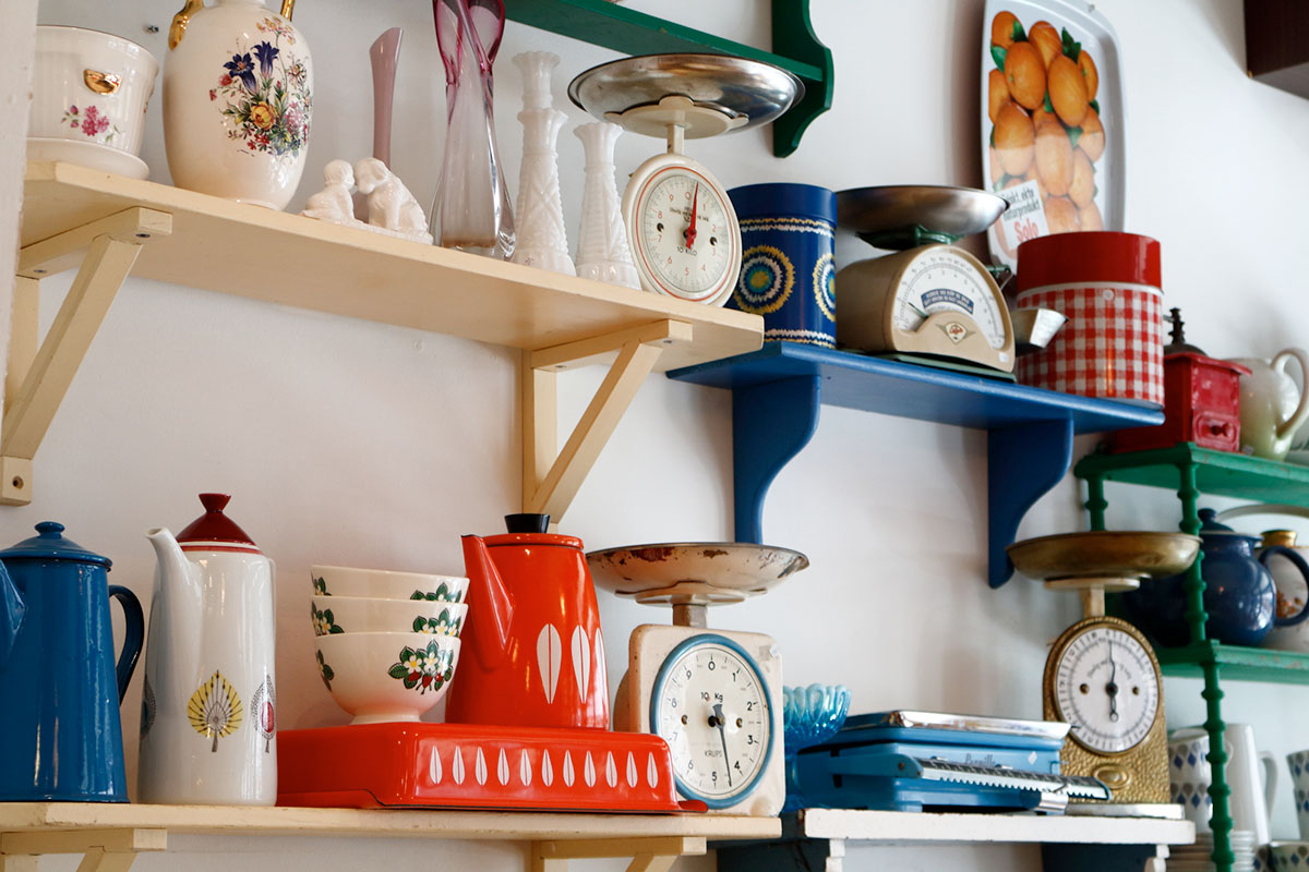 カラフルな小物を並べた北欧風インテリアのイメージ写真