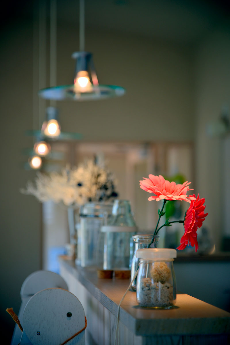 暗い部屋を明るくする一輪挿しのイメージ写真