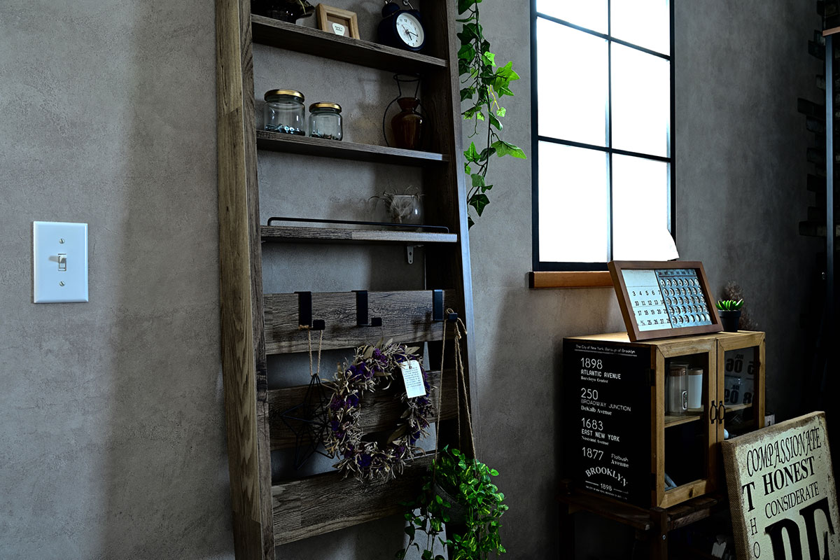 日が当たらない部屋に似合うインダストリアルデザインのインテリアイメージ写真