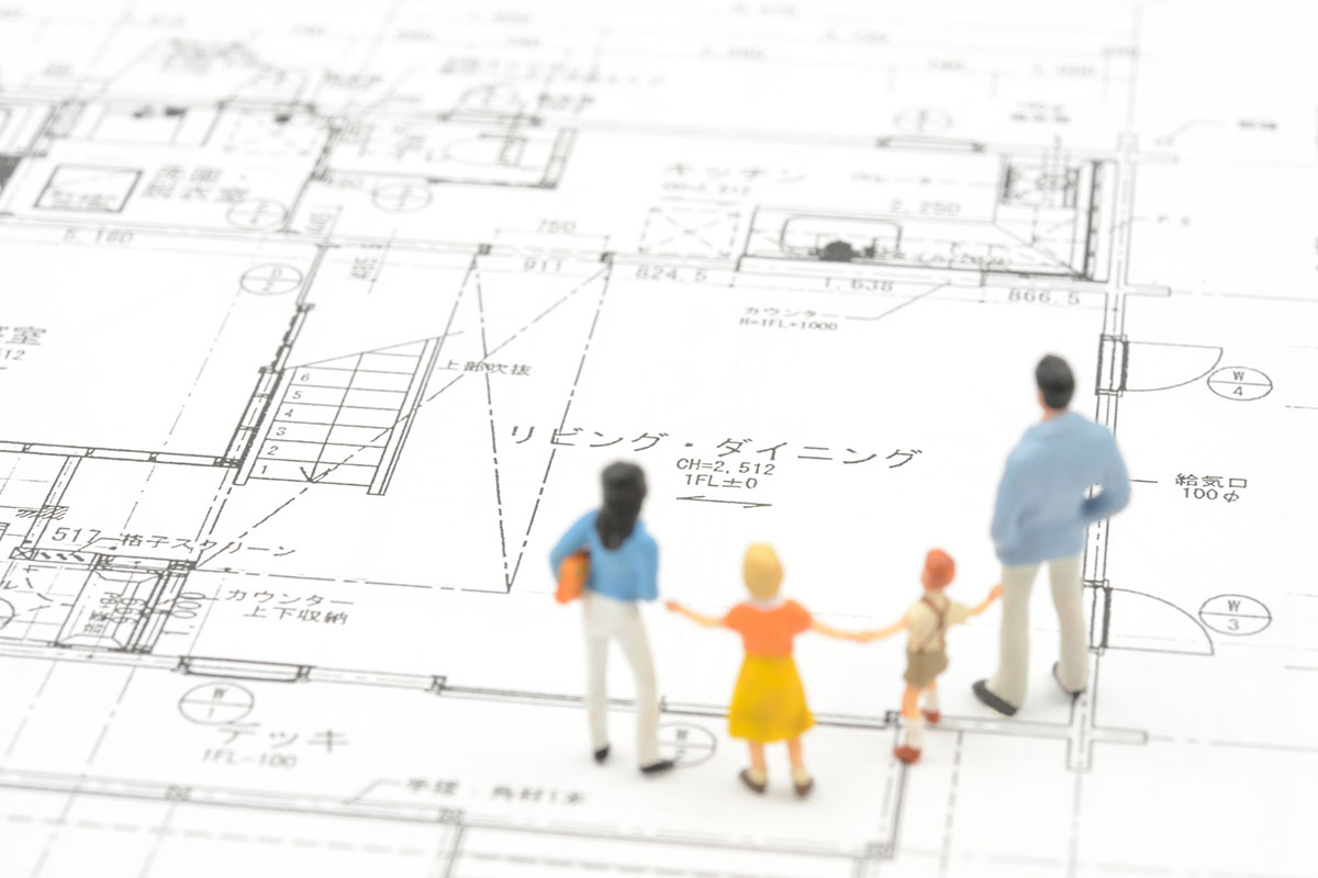 家の仕様を確認する家族
