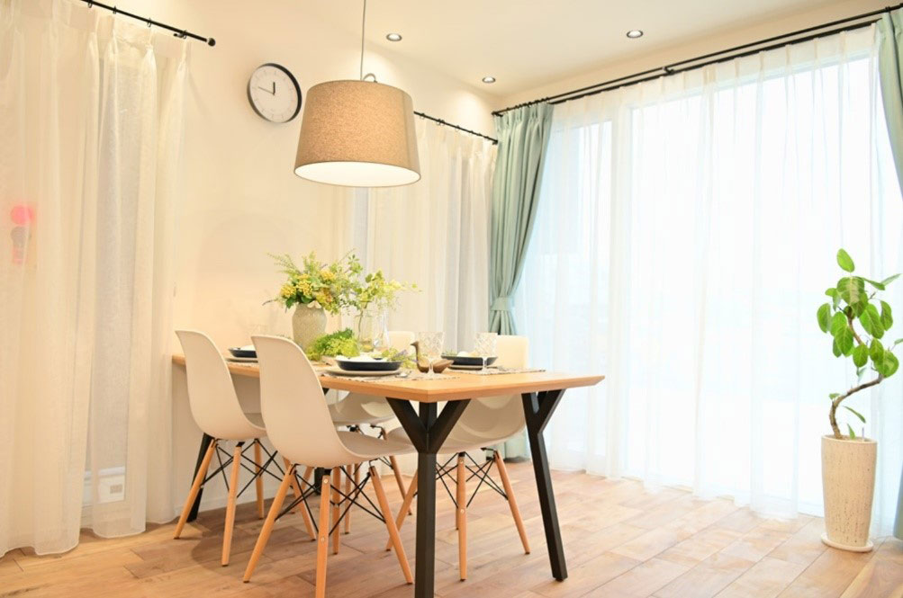 ナチュラル×モダンテイストのカフェ風インテリアの写真