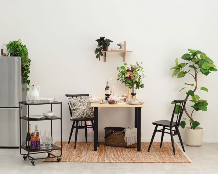 ナチュラルテイストのカフェ風インテリアの写真