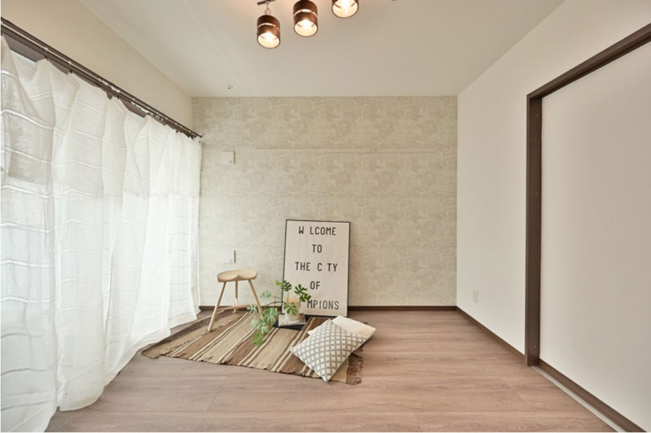 カフェ風インテリアのアートスペースの写真