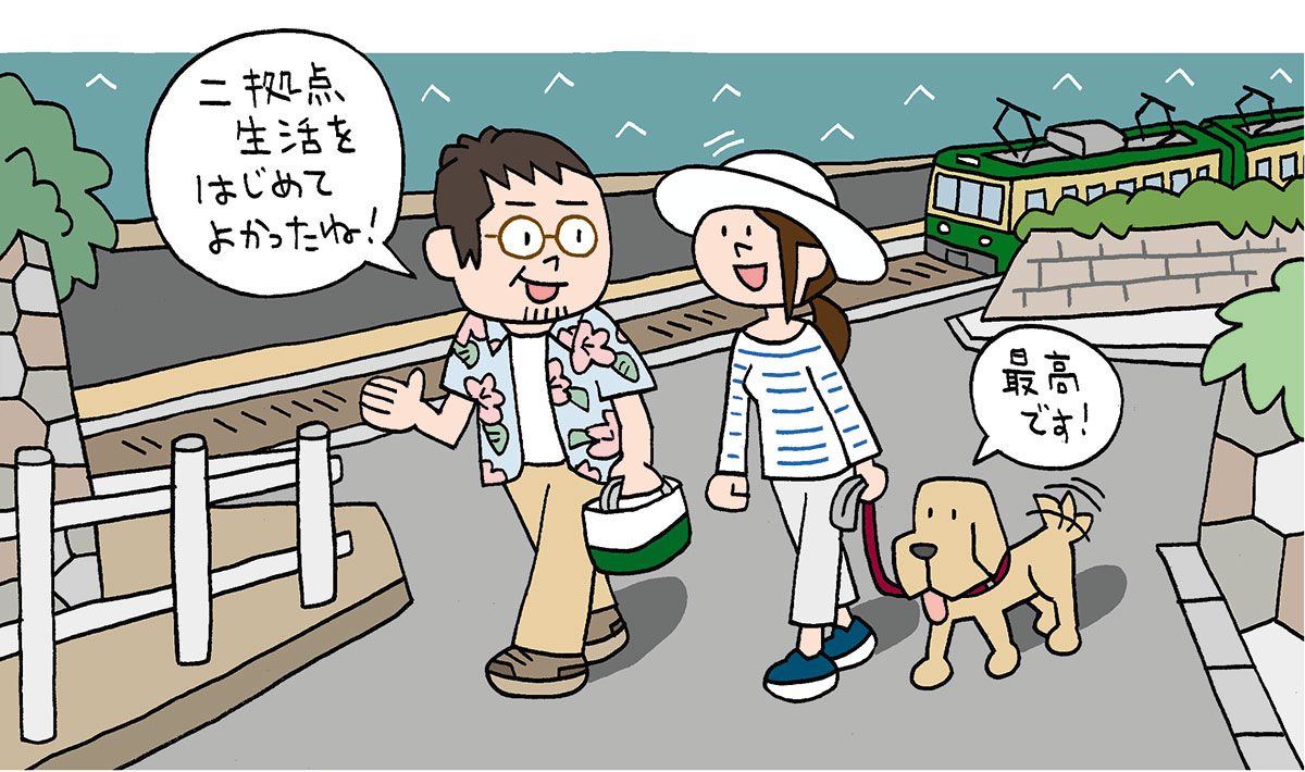 海と江ノ電が見える鎌倉の街を男女と犬が散歩している